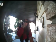 Lágrimas enquanto a câmera da campainha captura a ‘vila’ da mãe chegando após a perda do bebê Lágrimas enquanto a câmera da campainha captura a 'vila' da mãe chegando após a perda do bebê