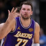 LeBron James, do Los Angeles Lakers, arremessa um lance livre.