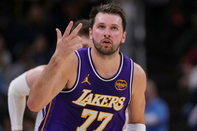 LeBron James, do Los Angeles Lakers, arremessa um lance livre.