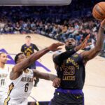 LeBron James fez uma bandeja sobre DeAndre Jordan.