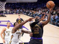Lakers consegue vencer o Pelicans apesar dos problemas de rotatividade LeBron James fez uma bandeja sobre DeAndre Jordan.