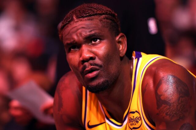 Lakers perde Deandre Ayton devido a lesão contra Nuggets

