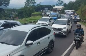 Lalu Lintas Puncak Padat saat Arus Balik Mudik Sejak H+3 Lebaran Lalu Lintas Puncak Padat saat Arus Balik Mudik Sejak H+3 Lebaran