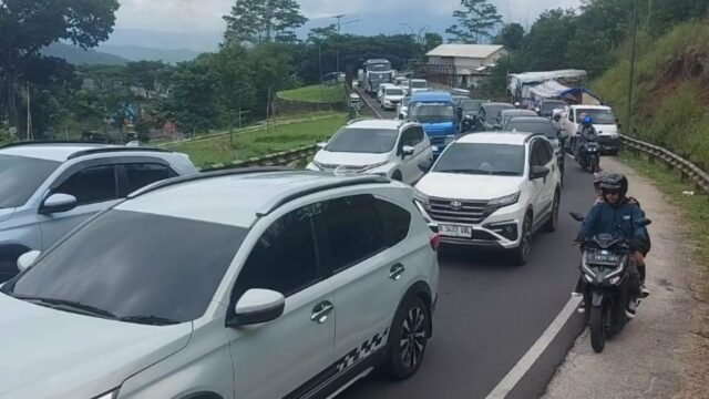 Lalu Lintas Puncak Padat saat Arus Balik Mudik Sejak H+3 Lebaran
