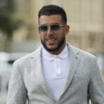 O empresário Adrian Portelli (centro) chega ao Tribunal de Magistrados de Adelaide, em Adelaide, sexta-feira, 5 de setembro de 2025.