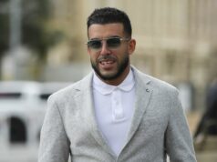 ‘Lambo Guy’ inocentado de administrar loterias ilegais, mas empresa multada O empresário Adrian Portelli (centro) chega ao Tribunal de Magistrados de Adelaide, em Adelaide, sexta-feira, 5 de setembro de 2025.