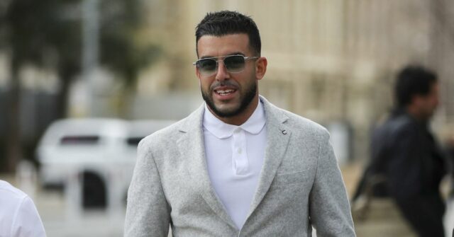 'Lambo Guy' inocentado de administrar loterias ilegais, mas empresa multada O empresário Adrian Portelli (centro) chega ao Tribunal de Magistrados de Adelaide, em Adelaide, sexta-feira, 5 de setembro de 2025.