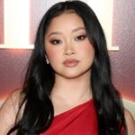 Anna Cathcart e Lana Condor como suas respectivas personagens da Netflix, Kitty Song Covey (