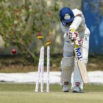 Lançador da Nova Zelândia acerta cinco postigos em cinco bolas e estabelece novo recorde no críquete de primeira classe