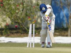 Lançador da Nova Zelândia acerta cinco postigos em cinco bolas e estabelece novo recorde no críquete de primeira classe Lançador da Nova Zelândia acerta cinco postigos em cinco bolas e estabelece novo recorde no críquete de primeira classe