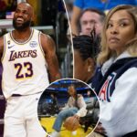LeBron James, do Los Angeles Lakers, sorrindo na quadra durante um jogo contra o Sacramento Kings.