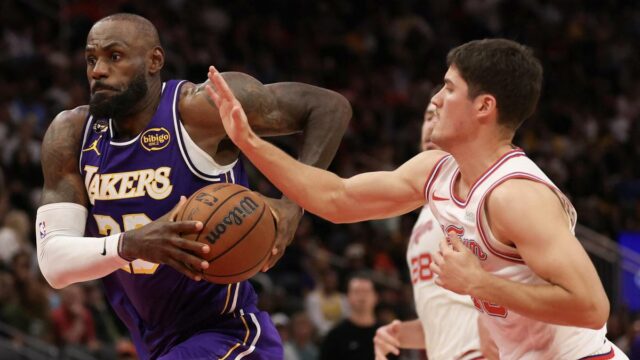 LeBron James, do Lakers, pode perder o confronto do Heat ao se aproximar do recorde da NBA em jogos disputados
