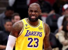 LeBron James, do Lakers, trata de lesão após Hard Foul contra Rockets LeBron James, do Lakers, trata de lesão após Hard Foul contra Rockets