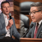 Projeto de lei da Câmara visa mercados controversos de eventos de previsão. Imagem dividida mostrando dois legisladores dos EUA falando – um segurando um microfone em um evento público e o outro discursando para um comitê em um estrado.