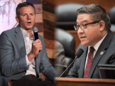 Legisladores bipartidários propõem limites aos mercados de previsão envolvendo guerra, eleições e esportes Projeto de lei da Câmara visa mercados controversos de eventos de previsão. Imagem dividida mostrando dois legisladores dos EUA falando – um segurando um microfone em um evento público e o outro discursando para um comitê em um estrado.