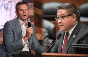 Legisladores bipartidários propõem limites aos mercados de previsão envolvendo guerra, eleições e esportes Projeto de lei da Câmara visa mercados controversos de eventos de previsão. Imagem dividida mostrando dois legisladores dos EUA falando – um segurando um microfone em um evento público e o outro discursando para um comitê em um estrado.