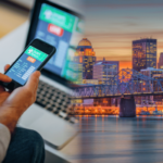 Apostas esportivas de Kentucky em aplicativo móvel com o horizonte de Louisville, ilustrando o crescimento das apostas online e a nova lei de jogos de azar em Kentucky