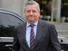 Legisladores democratas exigem respostas da Casa Branca de Trump, AG Pam Bondi após reunião de Ted Sarandos sobre o acordo Netflix-WBD Sophie Turner como Sansa Stark em