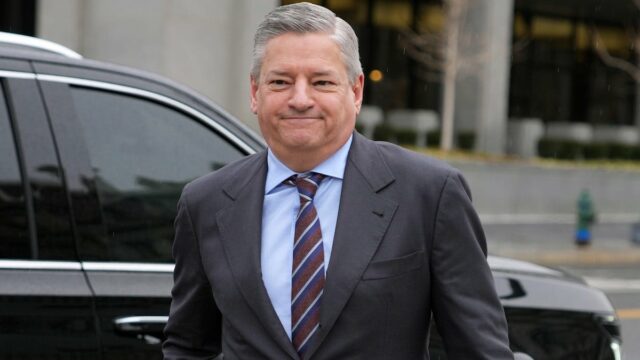 Legisladores democratas exigem respostas da Casa Branca de Trump, AG Sophie Turner como Sansa Stark em