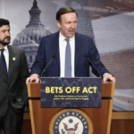 Os legisladores norte-americanos Chris Murphy e Greg Casar anunciam a Lei BETS OFF visando os mercados de previsão sobre ações governamentais na conferência de imprensa do Capitólio.