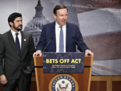 Legisladores divulgam Lei BETS OFF visando mercados de previsão ligados ao governo Os legisladores norte-americanos Chris Murphy e Greg Casar anunciam a Lei BETS OFF visando os mercados de previsão sobre ações governamentais na conferência de imprensa do Capitólio.