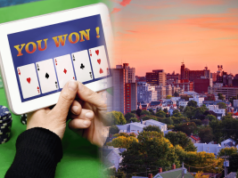 Legisladores do Maine promovem projeto de lei que proíbe jogos estilo cassino de sorteios online Legisladores do Maine promovem projeto de lei que proíbe jogos de sorteios online no estilo cassino. Mão segurando um tablet mostrando um jogo de cartas online vencedor ao lado de fichas de pôquer, próximo ao horizonte do pôr do sol de Portland, Maine.