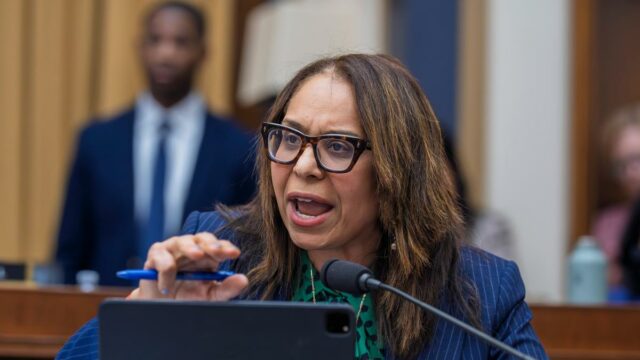 Legisladores dos EUA pedem à FIFA que reduza os preços dos ingressos para a Copa do Mundo de 2026
