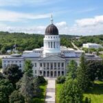 Uma vista externa da Maine State House.