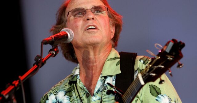 Lenda de Woodstock e ativista anti-guerra Joe McDonald morre aos Lenda de Woodstock e ativista anti-guerra Joe McDonald morre aos 84 anos