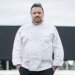 Teage Ezard administrou vários restaurantes em Melbourne, ganhando prêmios e se tornando um chef famoso na cidade.