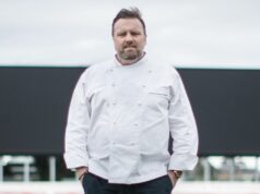 Lendário chef australiano aclamado como ‘visionário’ após morte aos 59 anos Teage Ezard administrou vários restaurantes em Melbourne, ganhando prêmios e se tornando um chef famoso na cidade.