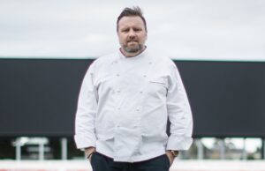 Lendário chef australiano aclamado como ‘visionário’ após morte aos 59 anos Teage Ezard administrou vários restaurantes em Melbourne, ganhando prêmios e se tornando um chef famoso na cidade.