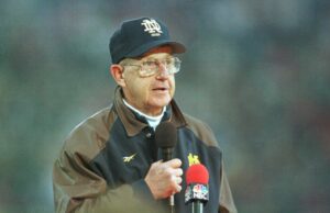 Lendário treinador de futebol e locutor de Notre Dame, Lou Holtz, morto aos 89 anos Notre Dame Marcus Freeman assume a culpa pela perda do título