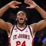 Zuby Ejiofor comemora no final da vitória do St. John's 72-52 Big East que conquistou o título sobre UConn em 14 de março de 2026 no Garden.