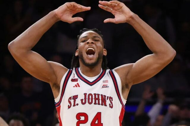Zuby Ejiofor comemora no final da vitória do St. John's 72-52 Big East que conquistou o título sobre UConn em 14 de março de 2026 no Garden.