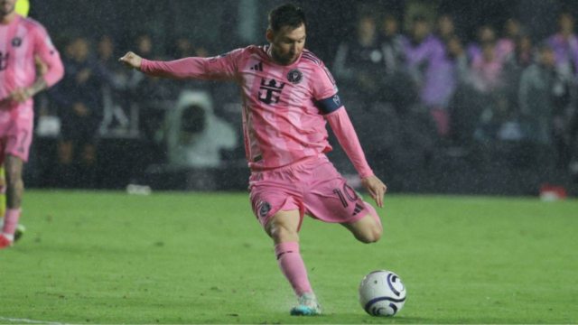 Leo Messi junta-se a Cristiano Ronaldo no clube dos 900 golos
