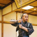 Lewis Hamilton tem aula com o artista samurai Tetsuro Shimaguchi