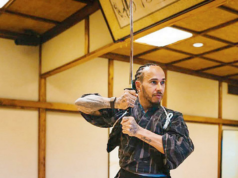 Lewis Hamilton tem aula com o artista samurai Tetsuro Shimaguchi Lewis Hamilton tem aula com o artista samurai Tetsuro Shimaguchi
