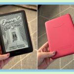 Um grupo de dispositivos eletrônicos Kindle Paperwhite