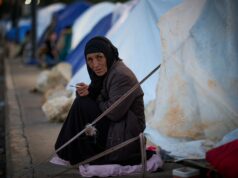 Líbano enfrenta ‘catástrofe humanitária’ sob ataque israelense: ONU epa12853726 Residentes deslocados sentam-se do lado de fora de uma tenda em uma escola local depois de fugirem de suas casas no sul do Líbano após ataques aéreos israelenses, em Beirute, Líbano, em 27 de março de 2026. De acordo com a Unidade de Gestão de Desastres do governo libanês, em 27 de março de 2026, mais de 1.785.000 pessoas foram deslocadas internamente em abrigos coletivos no Líbano desde que a escalada começou em 2 de março. EPA/WAEL HAMZEH