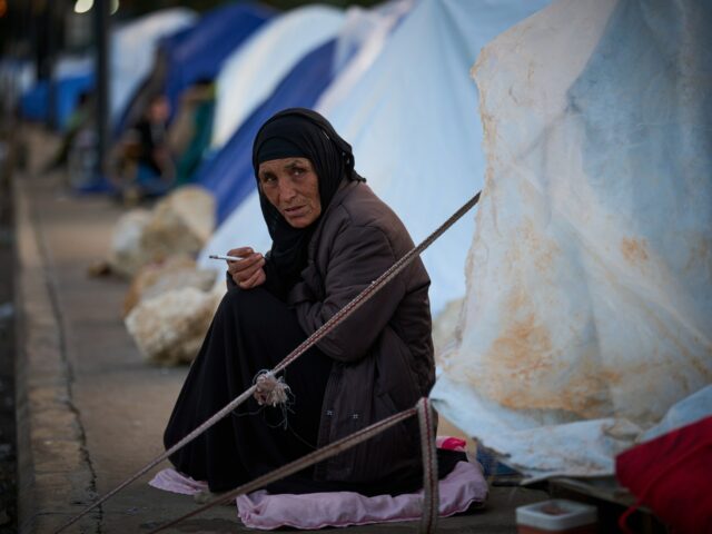 epa12853726 Residentes deslocados sentam-se do lado de fora de uma tenda em uma escola local depois de fugirem de suas casas no sul do Líbano após ataques aéreos israelenses, em Beirute, Líbano, em 27 de março de 2026. De acordo com a Unidade de Gestão de Desastres do governo libanês, em 27 de março de 2026, mais de 1.785.000 pessoas foram deslocadas internamente em abrigos coletivos no Líbano desde que a escalada começou em 2 de março. EPA/WAEL HAMZEH