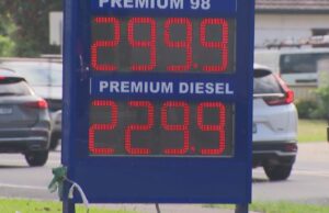 Liberação recorde de reservas emergenciais de petróleo em um esforço para acalmar o aumento dos preços da gasolina Gasolina vendida por 299,9 centavos o litro em 6 de março de 2026.