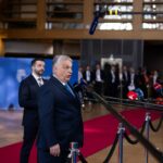 O chanceler da Alemanha, Friedrich Merz (L), fala com (da L) o primeiro-ministro interino da Bulgária, Andrey Gurov, a primeira-ministra da Letônia, Evika Silina, a primeira-ministra da Estônia, Kristen Michal, o primeiro-ministro da Finlândia, Petteri Orpo, o presidente de Chipre, Nikos Christodoulides, e o alto representante e vice-presidente da UE para Relações Exteriores e Política de Segurança, Kaja Kallas, antes da mesa redonda durante a Cúpula da UE na sede da UE em Bruxelas, em 19 de março. 2026.