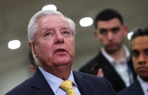 Lindsey Graham de férias na Disney World levanta as sobrancelhas Lindsey Graham de férias na Disney World levanta as sobrancelhas