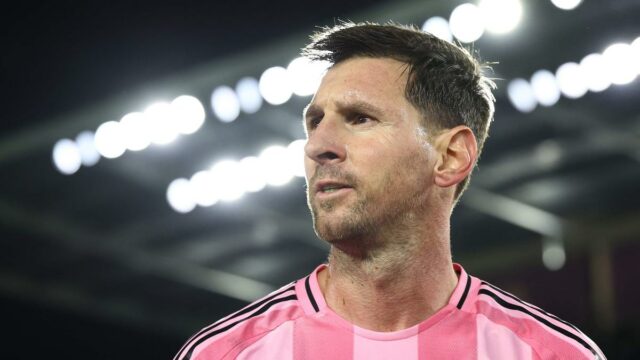 Lionel Messi iguala recorde de Pelé com 70º gol em cobrança de falta
