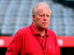 Locutor dos Angels ‘sortudo por estar vivo’ após terrível incidente de atropelamento: ‘Experiência angustiante’ O locutor do Los Angeles Angels, Terry Smith, antes de um jogo de beisebol da Liga Principal entre o Chicago Cubs e o Los Angeles Angels no Angel Stadium of Anaheim, em Anaheim, Califórnia, na terça-feira, 5 de abril de 2016.