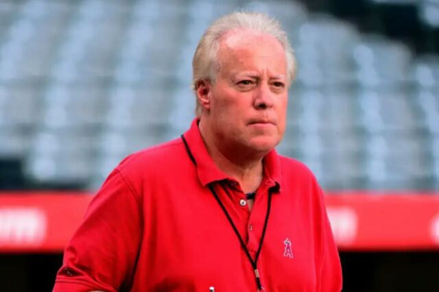 O locutor do Los Angeles Angels, Terry Smith, antes de um jogo de beisebol da Liga Principal entre o Chicago Cubs e o Los Angeles Angels no Angel Stadium of Anaheim, em Anaheim, Califórnia, na terça-feira, 5 de abril de 2016.