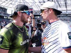 Logan Paul trolls Tom Brady e Jalen se machuca após jogo de flag football Logan Paul and Tom Brady have an on-field exchange at Fanatics Flag Football Classic