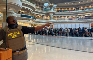 Longas filas no aeroporto? Agradeça a Trump por isso. Pessoas esperam em longas filas de segurança da TSA no Aeroporto Internacional John F. Kennedy (JFK), no bairro de Queens, em Nova York, segunda-feira, 23 de março de 2026. (AP Photo / Ryan Murphy)