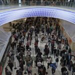 Agentes federais armados em um aeroporto